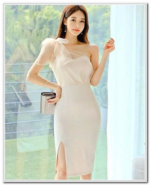 秀气小姐姐：清纯的修身连衣裙，秀木含秀气，红墙窗外影自斜!