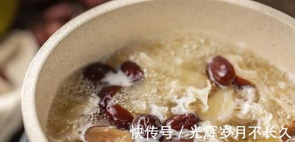 天热多喝银耳汤,煮银耳汤时,多做这2步,软糯黏稠,出胶快又多