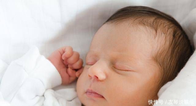 宝妈被照相馆坑了，满月孩子被送医抢救，医生不配做父母