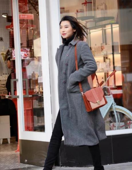 搭配|街拍:抹胸装搭配薄纱长裙的小姐姐,笑容甜美,温婉可人