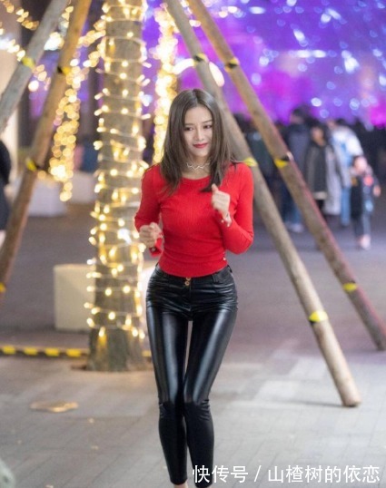 红色高跟鞋|红色修身衣搭配黑色皮裤，时髦大气，时尚亮眼