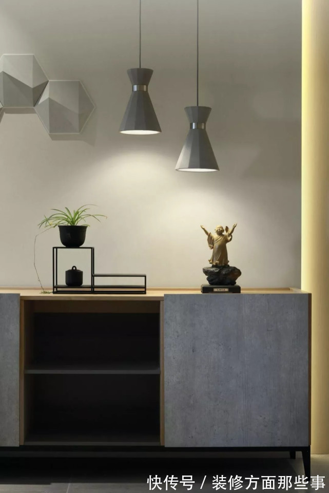 三居室|126平现代风三居室，暖色让客厅温馨，灯光的设计是一大亮点