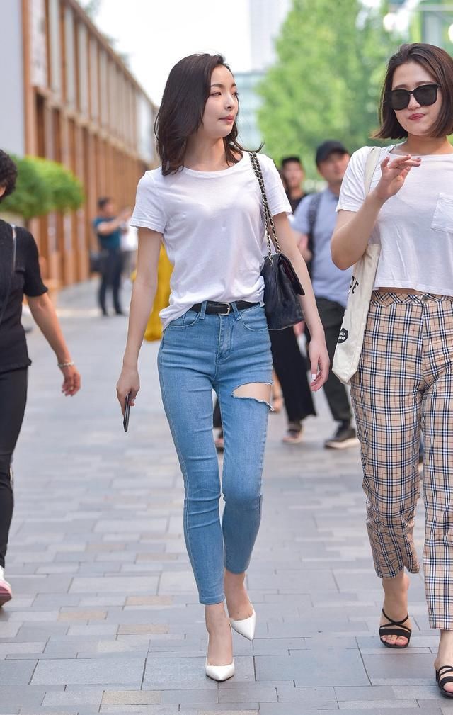 破洞牛仔裤，配白色短袖衫，清秀美丽显气质，大方得体有魅力