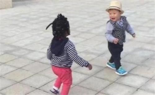 礼貌用语|3岁萌娃偶遇黑人宝宝,手足无措疯狂逃窜,边哭边喊妈妈这是啥呀