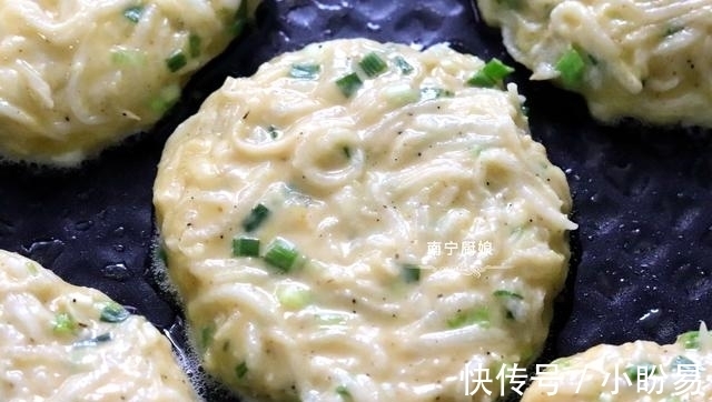 好吃|不揉面不发面，10分钟就能做好一份鸡蛋饼早餐，外酥里嫩真好吃