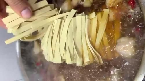  入味|韭菜猪肉粉条炖干豆腐，咸香微辣劲道入味，做法既简单又下饭