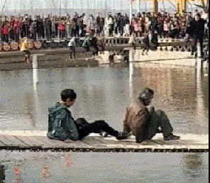 |搞笑GIF:后座拉的妹子,老铁们我该怎么搭讪。