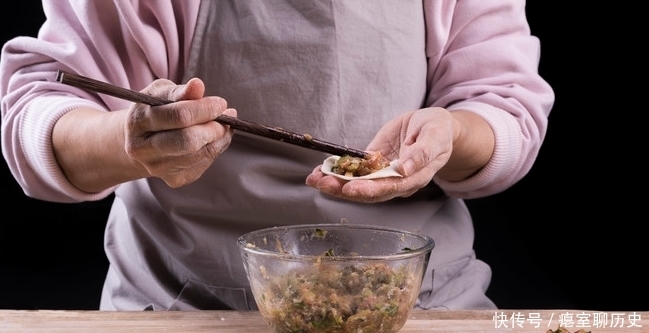 包饺子别只会用手捏，太麻烦了，教你一招，1分钟一抽屉还不脏手！