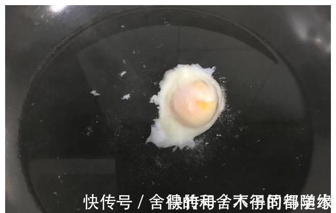 煮荷包蛋时,冷水下锅还是开水下锅?学会这三招,鸡蛋圆嫩不散