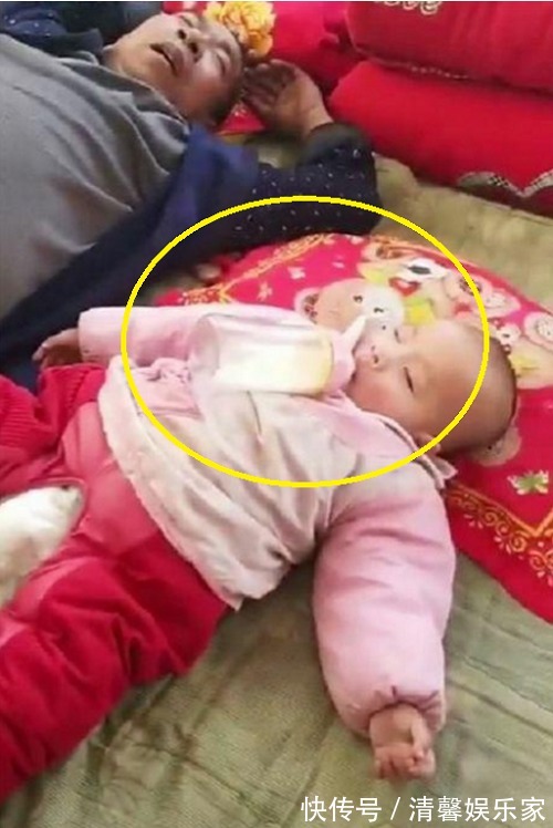 孙子|爷爷哄孙子睡觉,结果自己却睡着了,网友画面好有爱