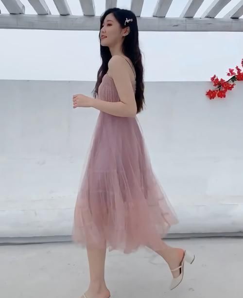 近来火了一款裙子叫“皱皱裙”,比仙女裙还仙,穿上时髦显高