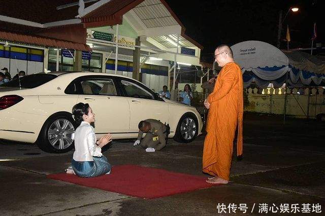 诗妮娜一下车立马跪趴在水泥地不疼吗?比苏提达更卑微,曲线绝了