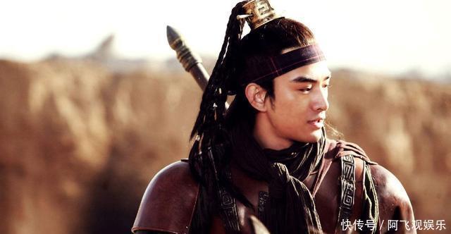  击败|水浒传中有位高手，一出场就击败15位好汉，他徒弟能两招打赢林冲