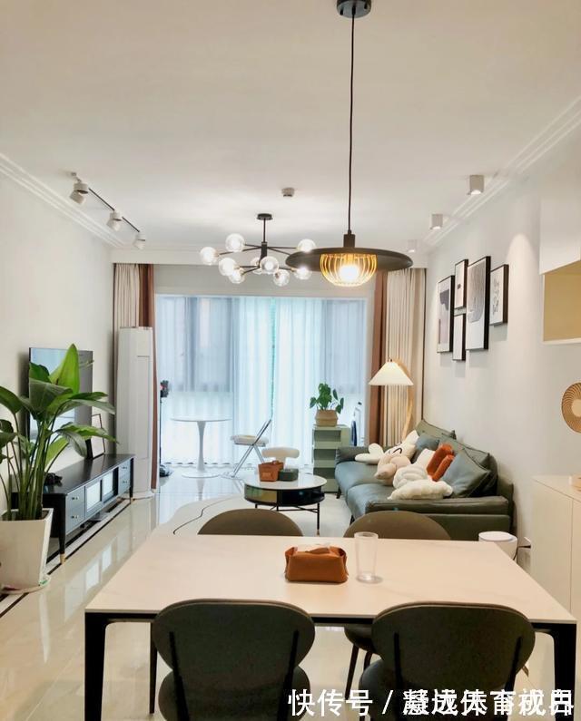 阳台上|她家不吊顶,只走石膏线,墙面不造型,只刷乳胶漆,太简洁耐看了