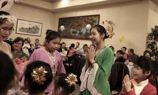 园长|儿子在幼儿园被孤立,宝妈勃然大怒,园长穿这身,谁敢和他玩