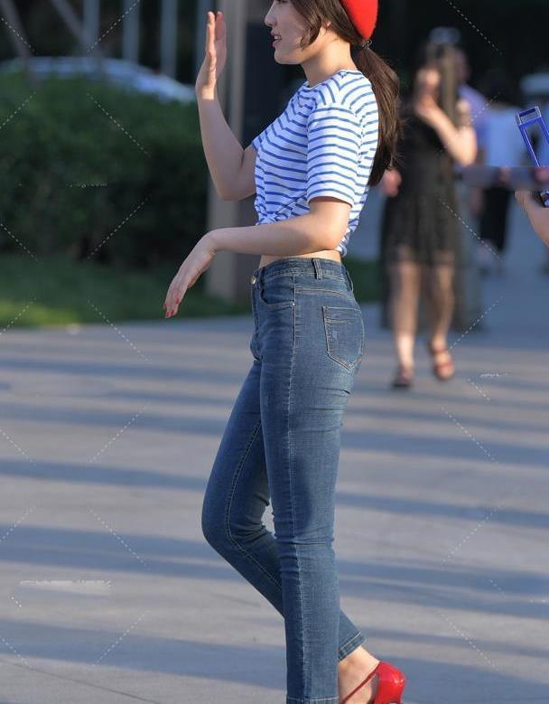 运动风 牛仔裤简约高贵的优雅,为整身的造型炫出最佳可人的魅力