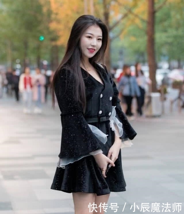 路人街拍,靓女出门化了个漂亮的妆,透出清凉与时尚