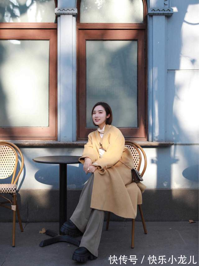 搭配 秋天太适合穿大地色了,大衣搭配直筒裤气质又高级,太喜欢了