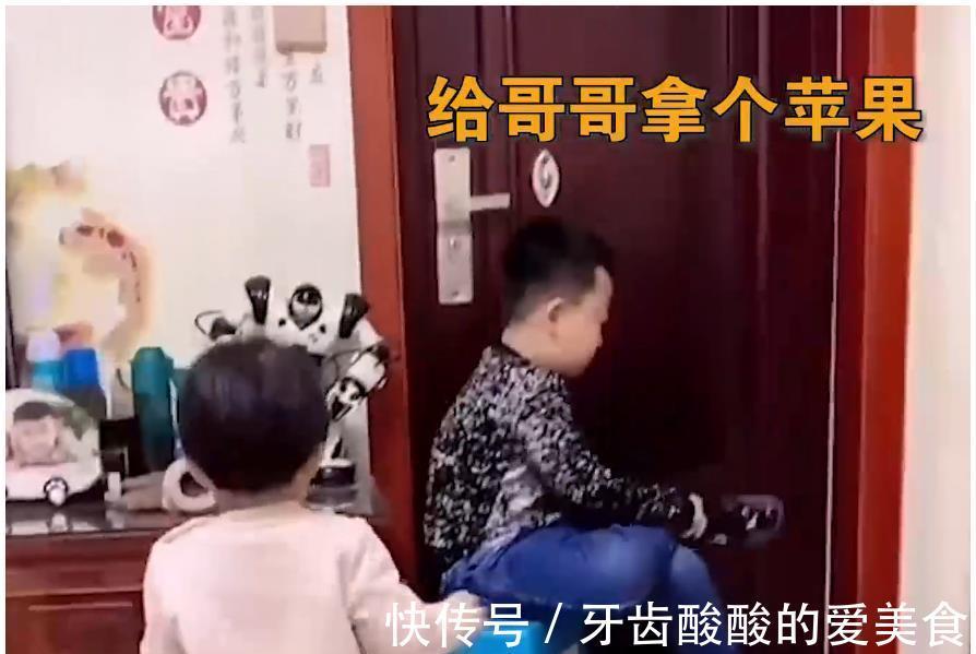 两个娃|二胎妹妹怕哥哥迟到,早起帮忙整理书包,操心得像位“老母亲”