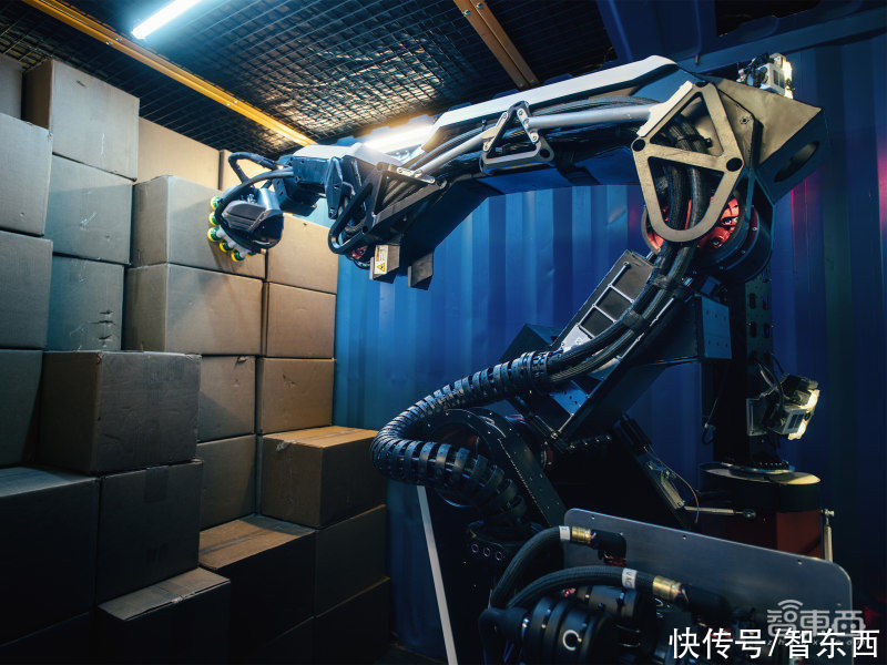 波士顿动力机器人进工厂“搬砖”！1小时搬800箱，16小时不用续航