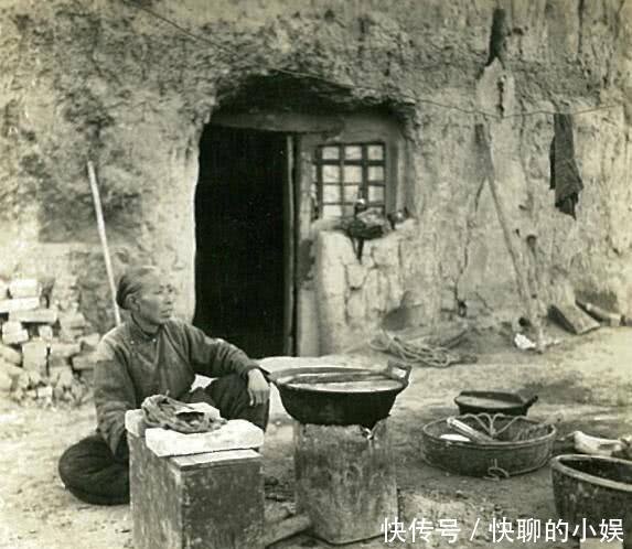 老照片|老照片:80年前的窑洞居民,生活虽苦,也还要笑一笑