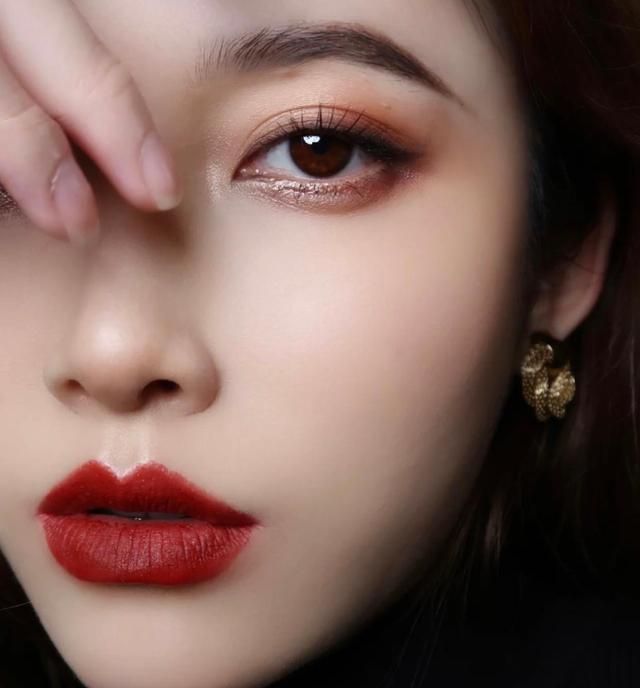 唇妆 怎么涂口红才好看?唇峰近显幼态,唇线内收更精致,提升高级感!