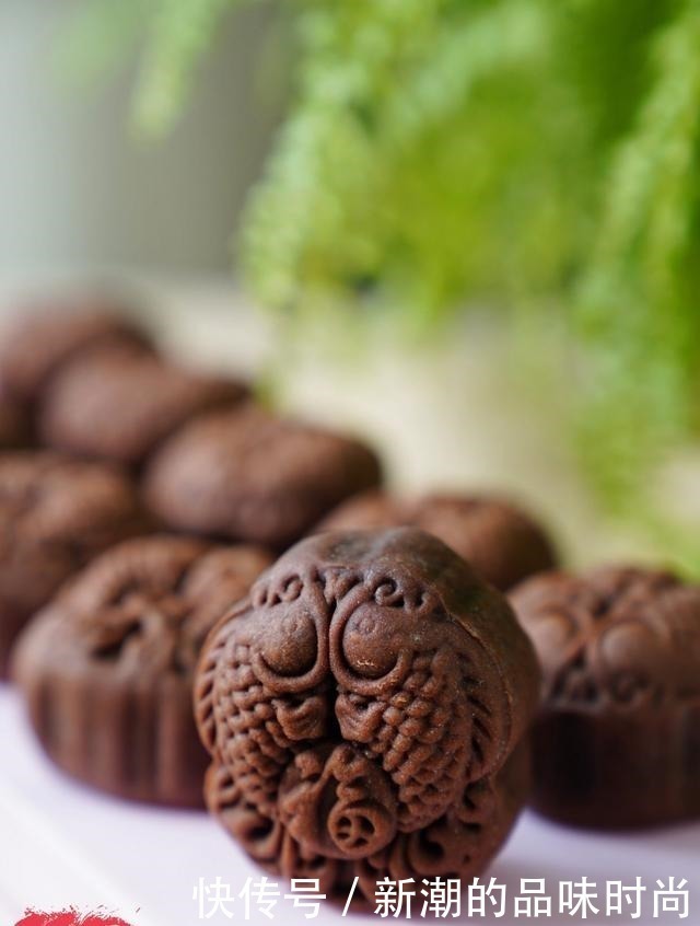 喜欢巧克力和椰蓉的试试这月饼,太香了!其它月饼一比都是浮云了