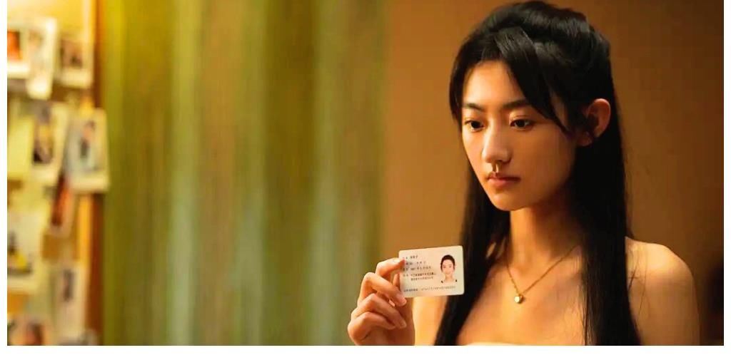 难道只有我一个人觉得董明珠的秘书长得像咬桌子的徐英子吗？