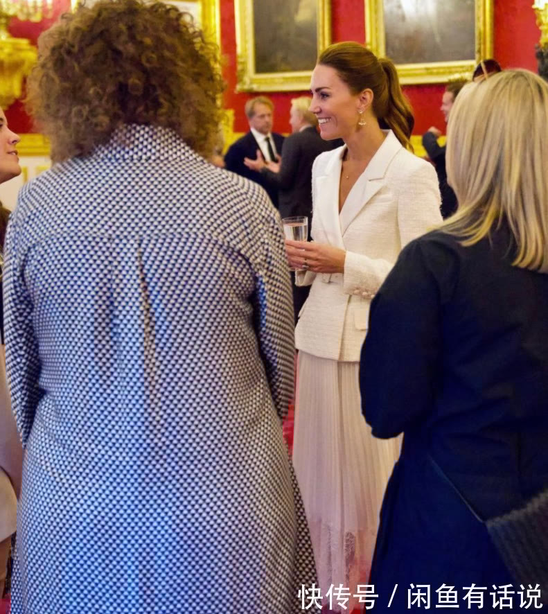 穿搭|凯特王妃扎马尾更显年轻,穿粗花呢西装裙出席酒会,简单却很高级