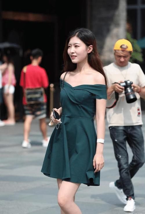 墨绿色连衣裙，搭配一字带高跟，优雅舒适又彰显身材