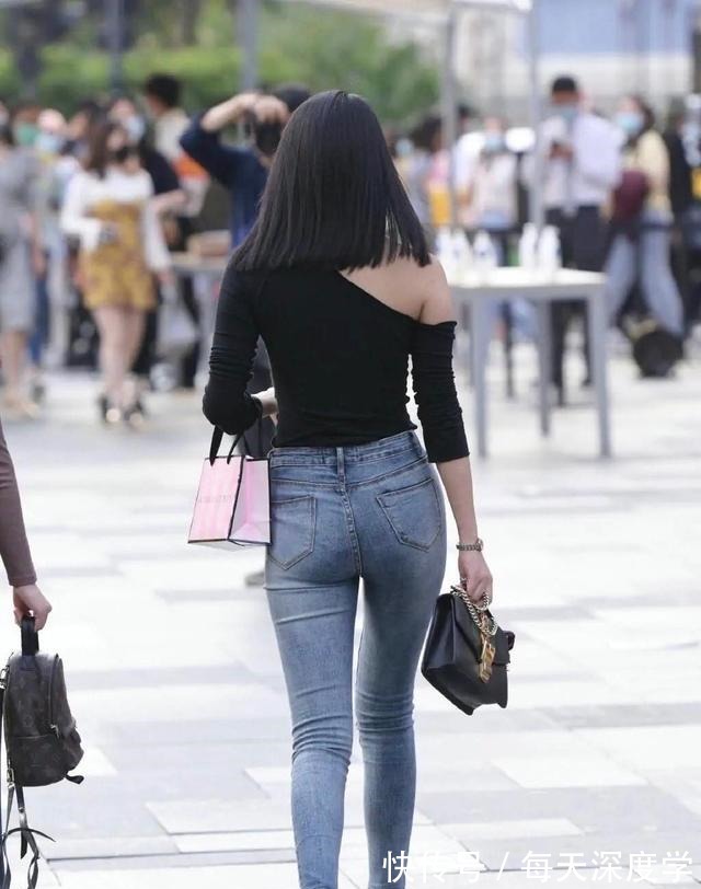 紧身牛仔裤 一条紧身牛仔裤，既可以保暖又时尚，上身效果真好！