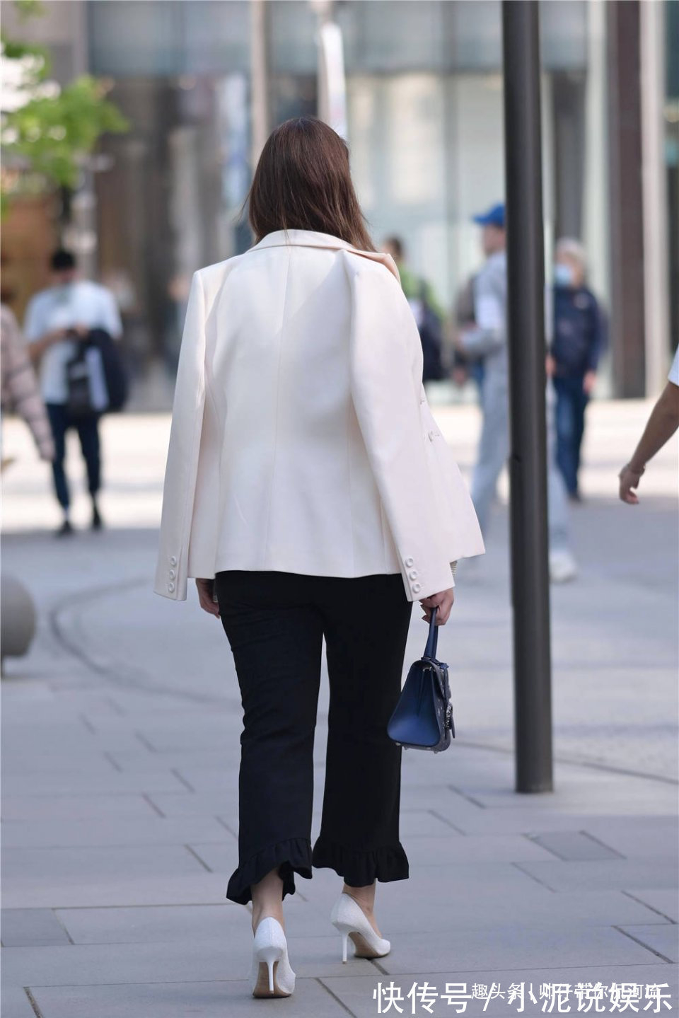 姑娘 精致的姑娘,会选择尖头细跟鞋,鞋跟不用很高