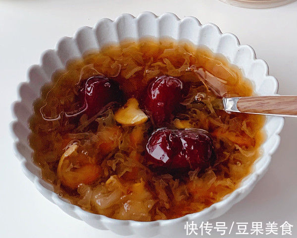 想要吃得健康，还是得吃栗香红糖银耳羹~秋冬来一碗