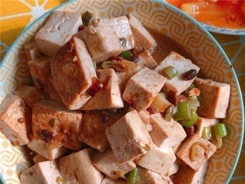 同事生日请客吃饭，菜上齐后我很无语，一桌菜还没我买的蛋糕贵！