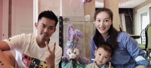 网友吐槽|林丹夫妇与好友合照,谢杏芳依偎老公肩膀,林丹双手抱胸前显抵触