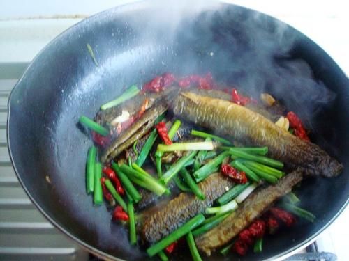 惊蛰了做泥鳅时，不能直接下锅，学会这一招，不腥不碎太香