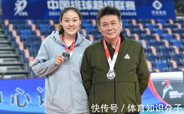 拦网|女排最佳阵容惹争议!王媛媛拦网第一没入选,吴晗数据更出色