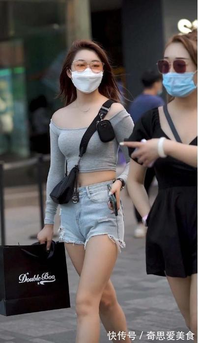 一字肩|灰色一字肩+牛仔高腰裤,穿出自信美,彰显迷人魅力,青春有活力