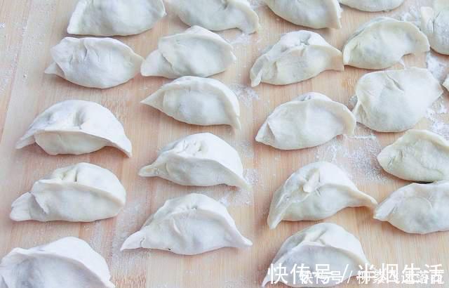 白菜做馅别直接拌，面点师告诉你详细做法，饱满不出水，鲜香好吃