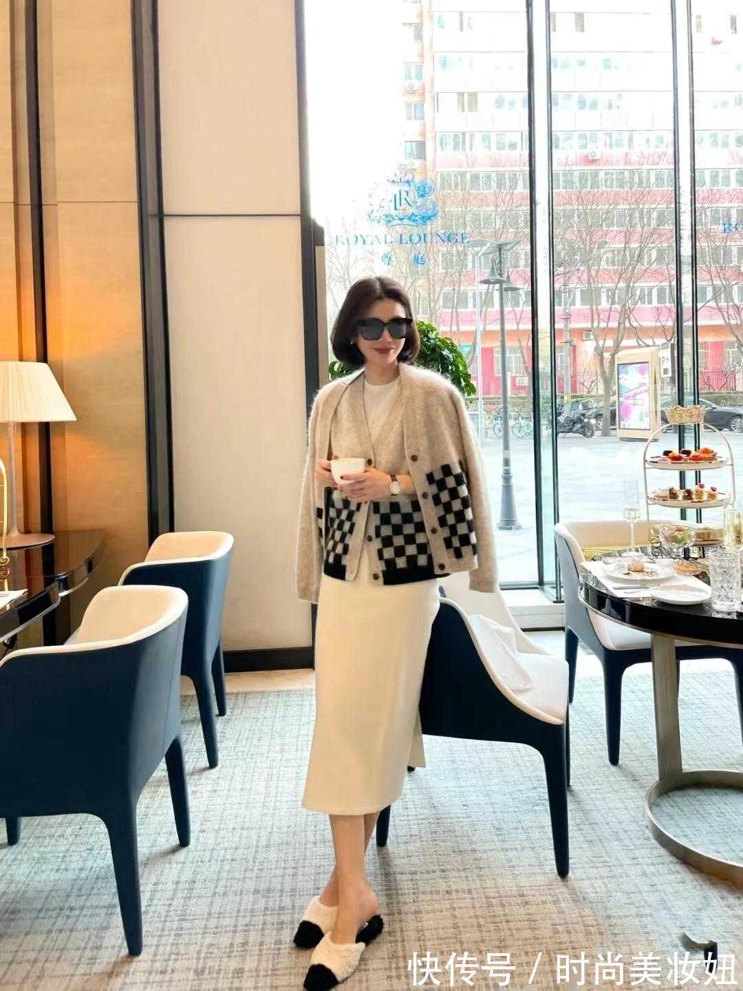 配饰|真正会打扮的中年女人,穿衣都在做“减法”,基础款穿出好气质