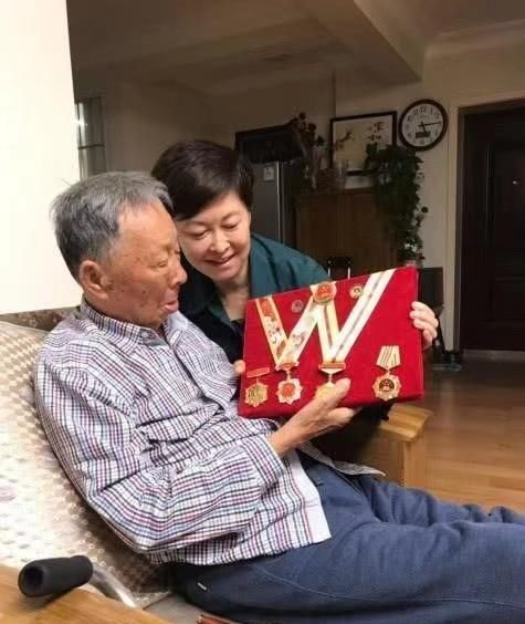 央视敬一丹被王宁接替，仍搭档白岩松，连续主持18年缺席只因父亲