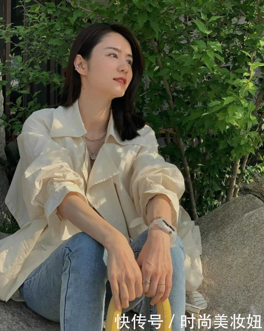 搭配|林峯老婆真懂高级穿搭技巧,风衣配牛仔裤,穿出满满的大牌范