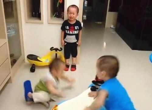 教训|妈妈罚哥哥站墙角,双胞胎弟弟轮番上阵教训哥哥,动作神情太好笑了