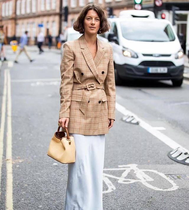 风衣|别再穿大衣了，当今流行复古外套，时髦显瘦还保暖的同时很苗条