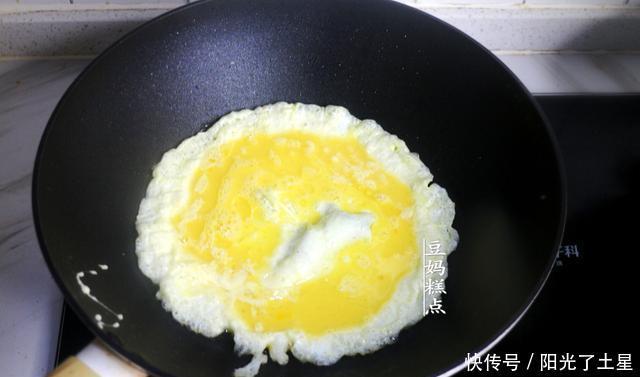 鸡蛋|鸡蛋新吃法,跟这3样一起炒,5分钟上桌,开胃又下饭
