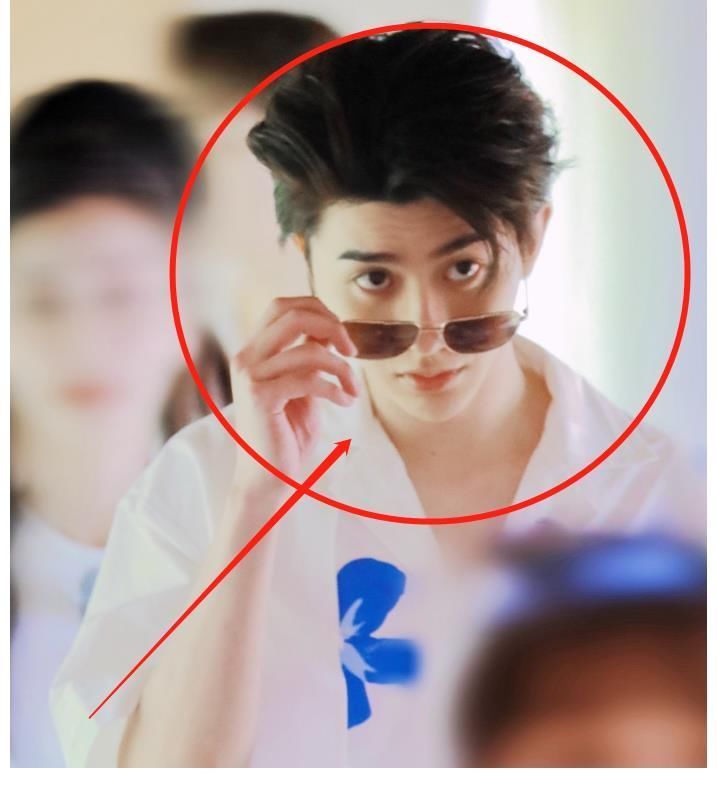 蔡徐坤参加跑男,大夏天穿羽绒服引关注,手臂上的红疹却让人心疼