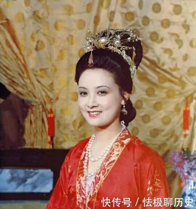 凤姐与黛玉乃是闺蜜,为何在宝钗生日宴上,凤姐却嘲笑黛玉像戏子