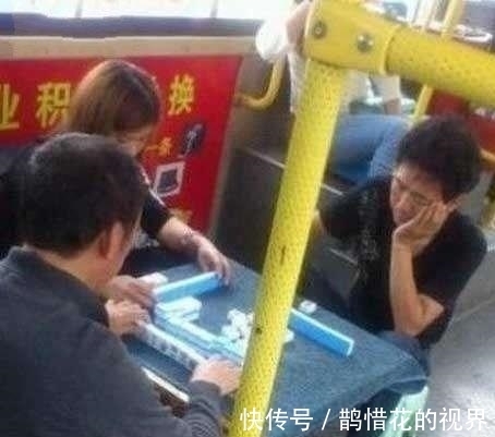 |幽默笑话：和一个朋友去医务室，看见进来一位打扮很酷的妹子……