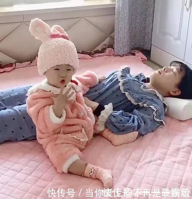 睡着|12个月大的宝宝哄312个月大的妈妈睡觉,哄睡动作熟练的让人心疼