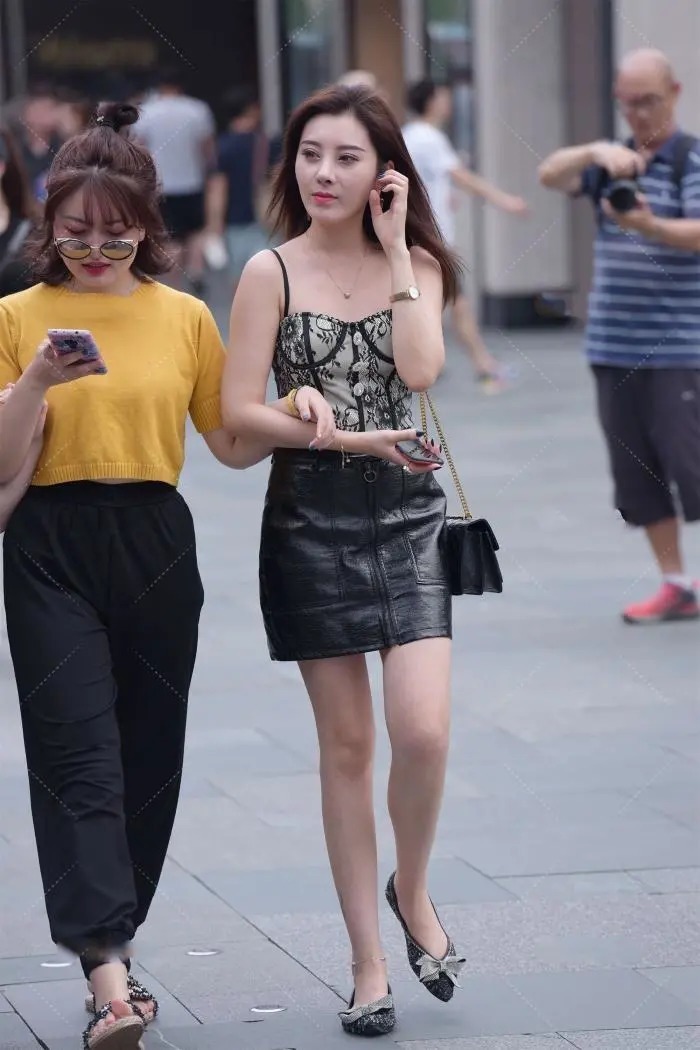 背心|黑色A字版皮裙，搭配蕾丝小背心，也太有女人味了吧